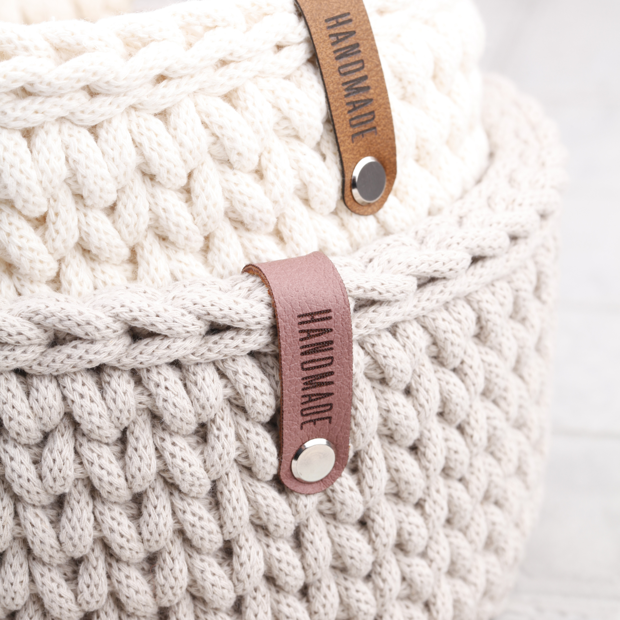 Schmales Kunstlederlabel mit Schraube "handmade"