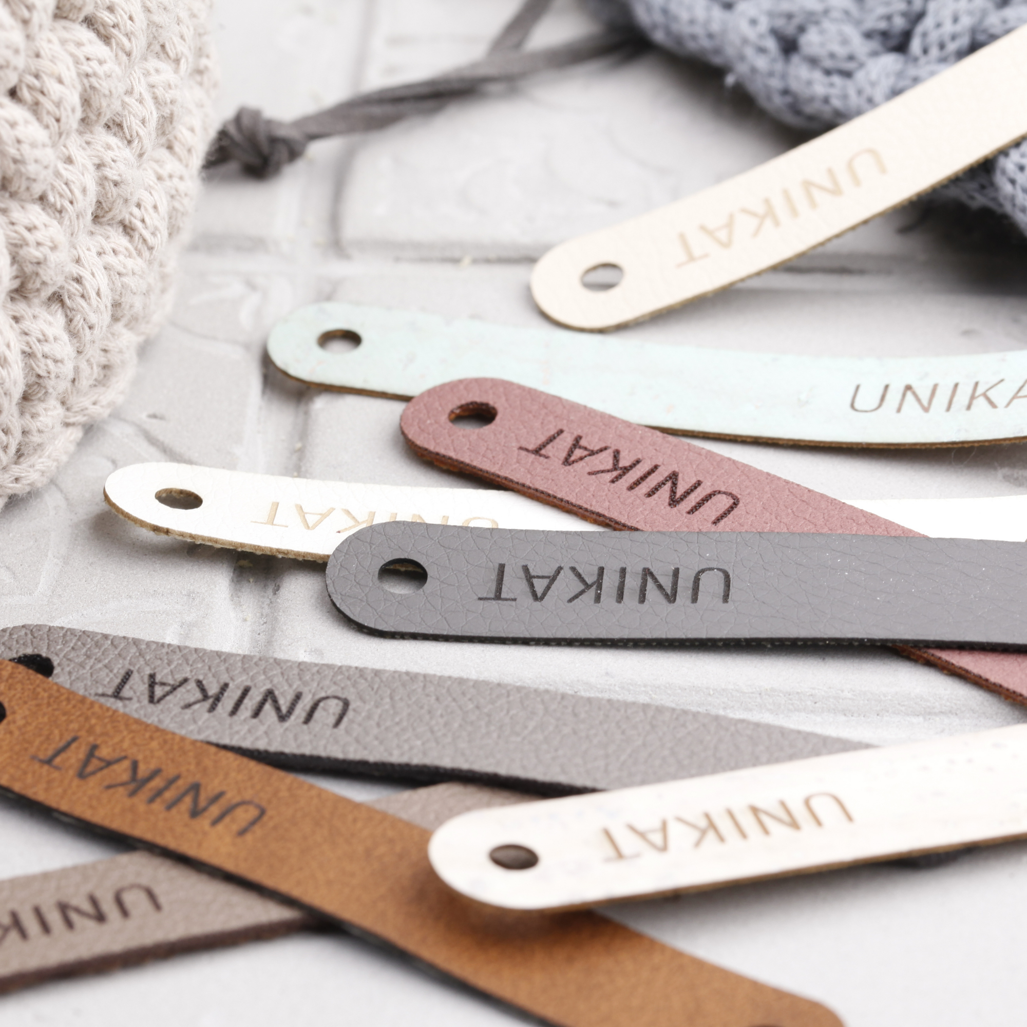 Schmales Label aus Kunstleder mit Schraube "Unikat"