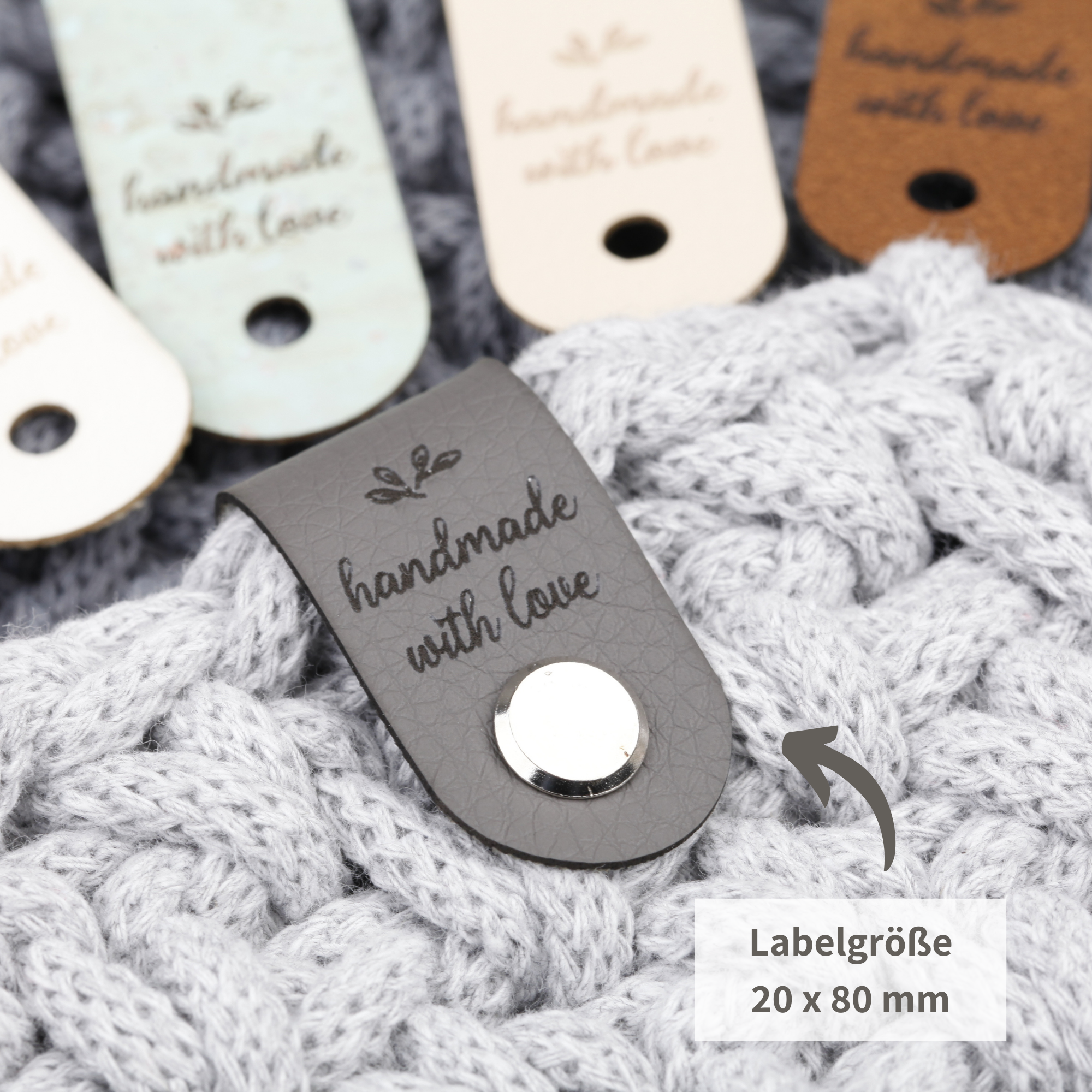 Label mit Schraube und Gravur "handmade with love"