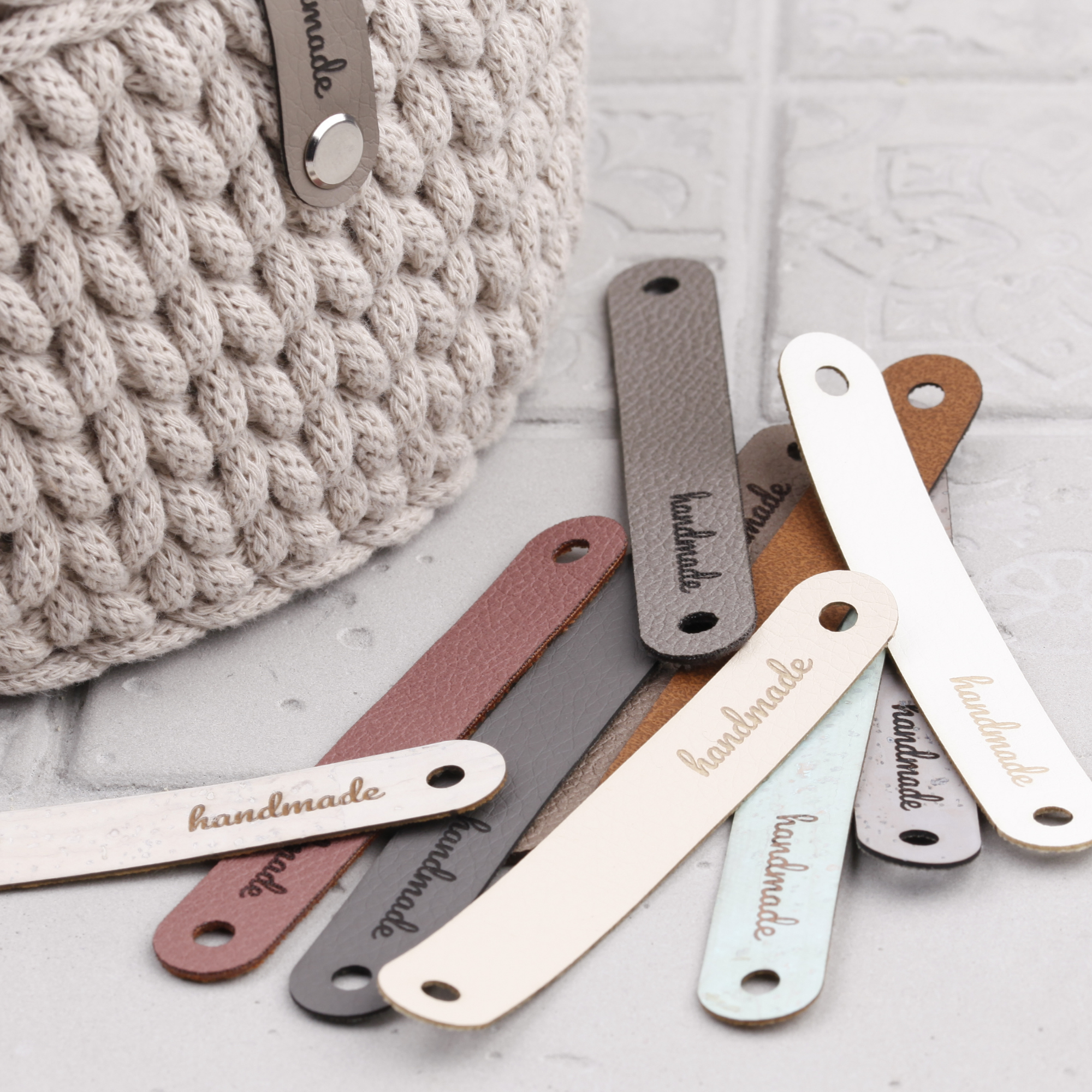 Schmales Kunstlederlabel mit Niete "handmade"