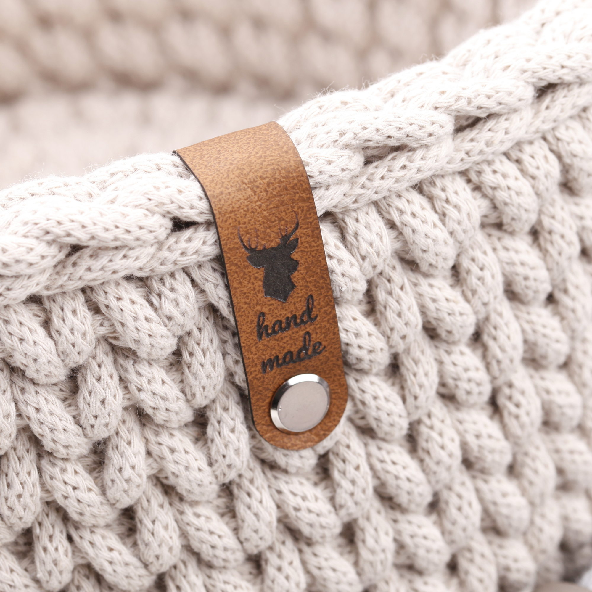 Label aus Kunstleder mit Schraube "Hirsch"