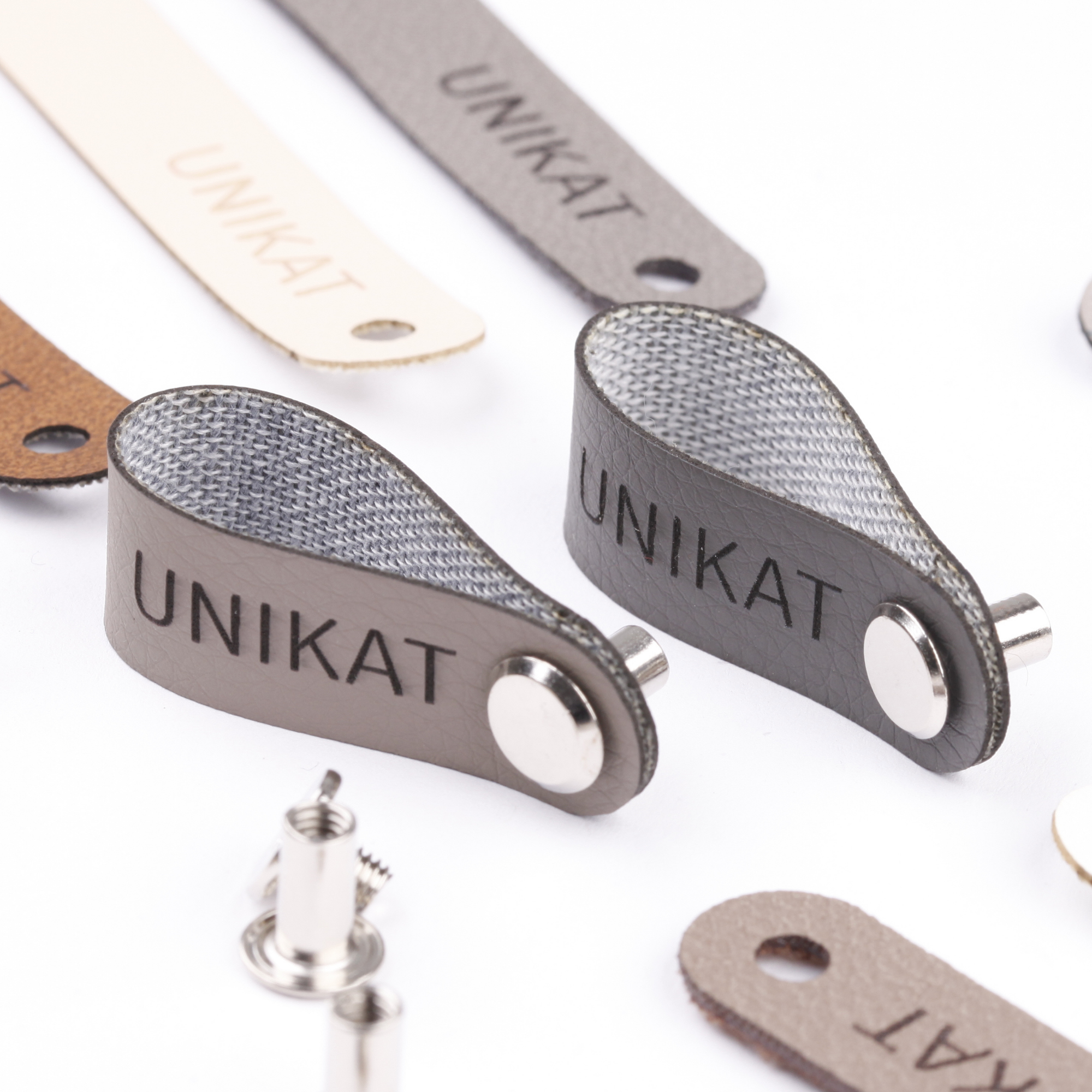 Schmales Label aus Kunstleder mit Schraube "Unikat"
