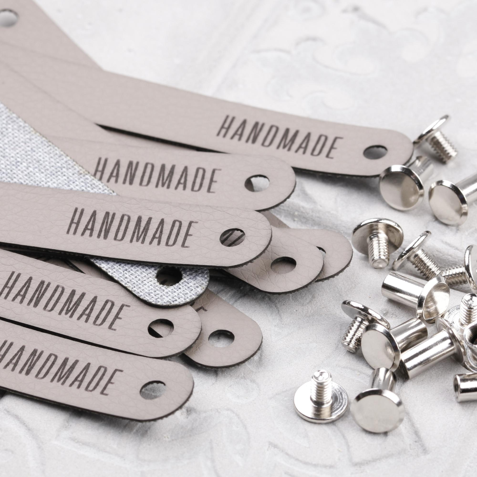 Schmales Kunstlederlabel mit Schraube "handmade"