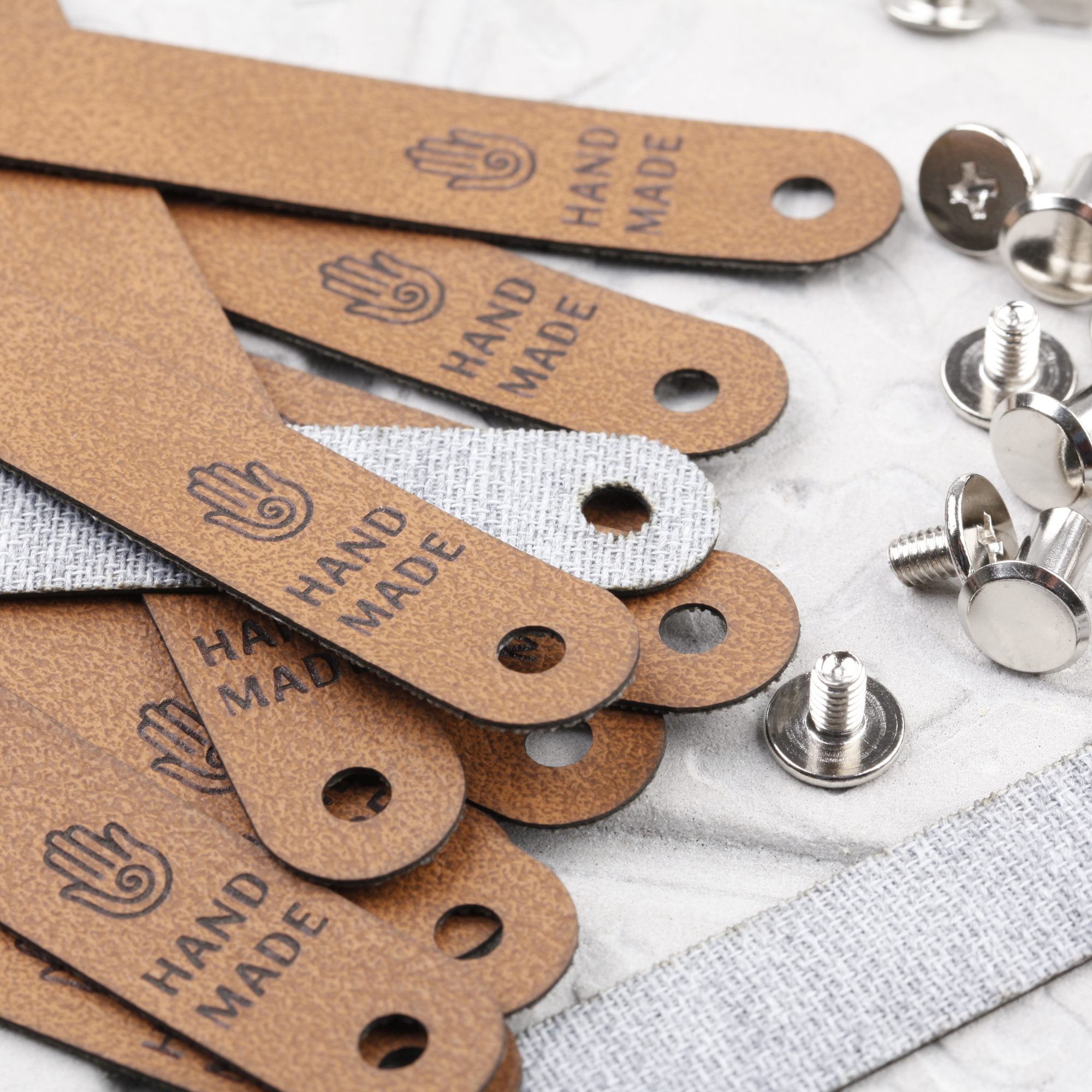 Schmales Knicklabel mit Schraube "handmade"