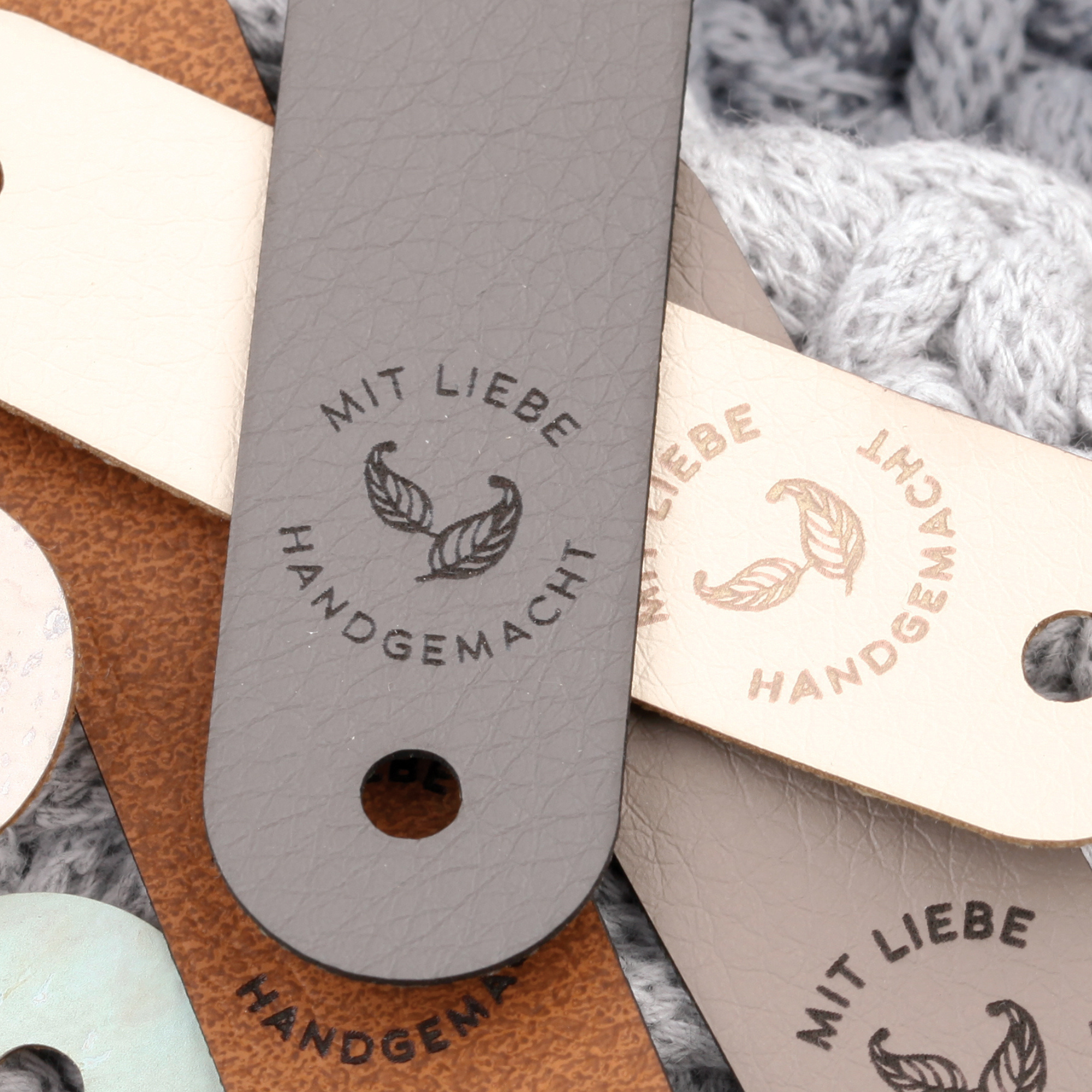 Kunstleder Label mit Schraube "Mit Liebe handgemacht"