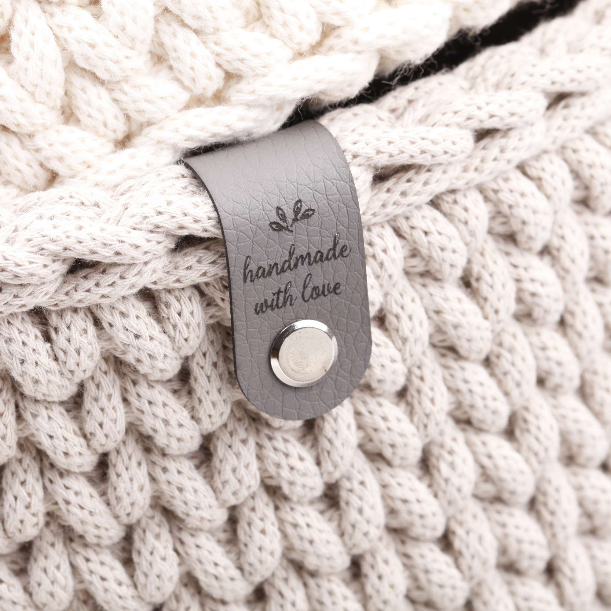 Label mit Schraube und Gravur "handmade with love"