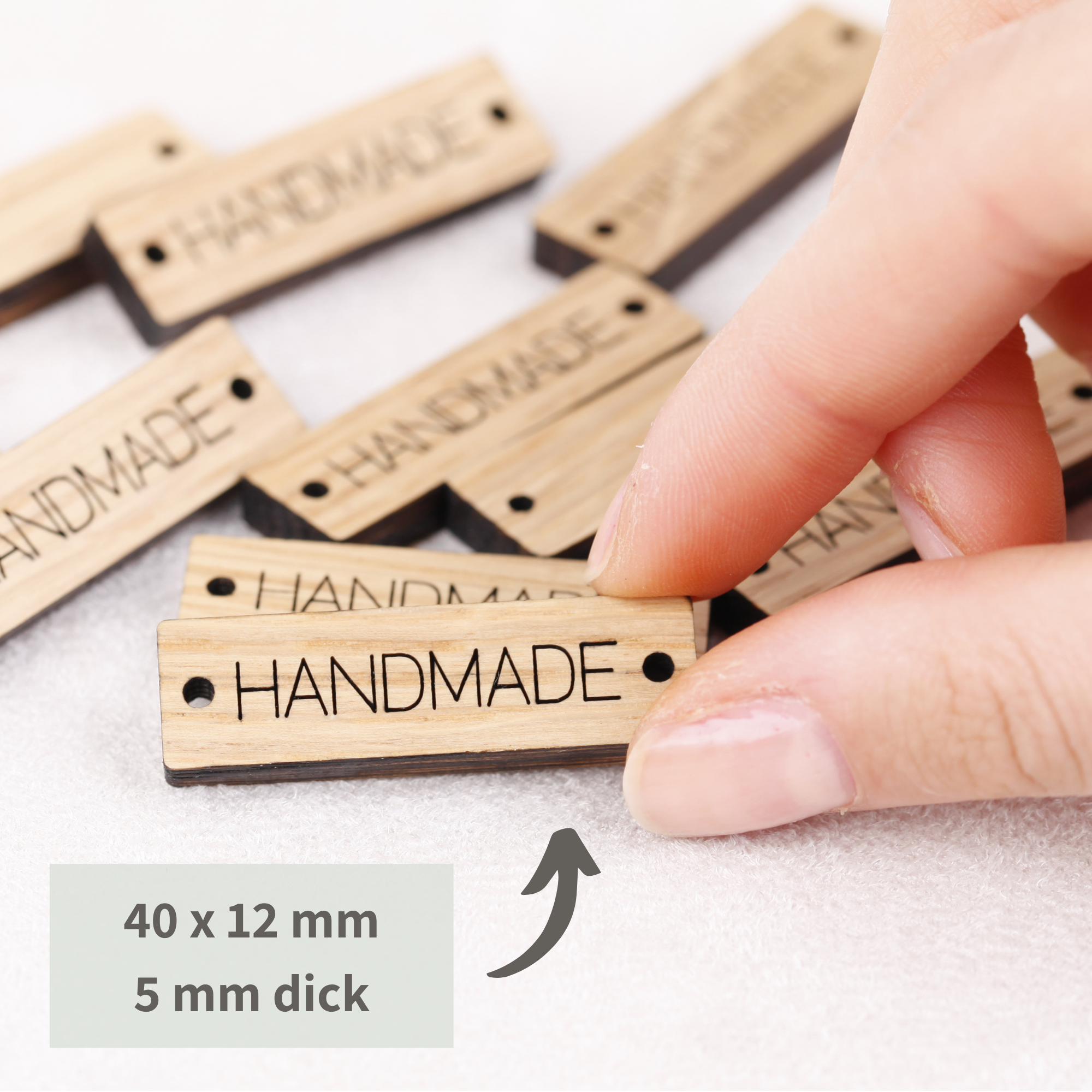 Handmade Label aus Holz - Holzanhänger mit Löchern