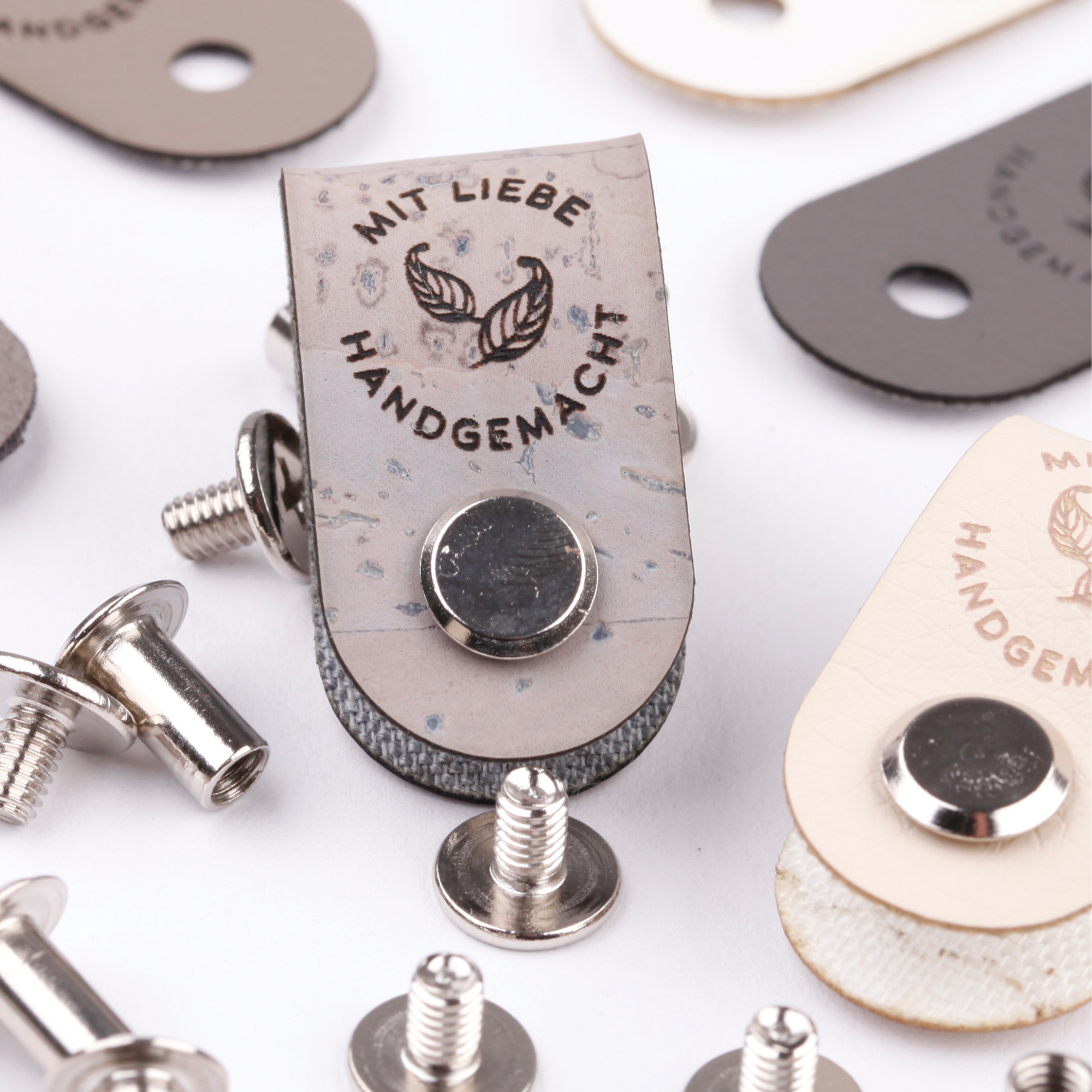 Kunstleder Label mit Schraube "Mit Liebe handgemacht"
