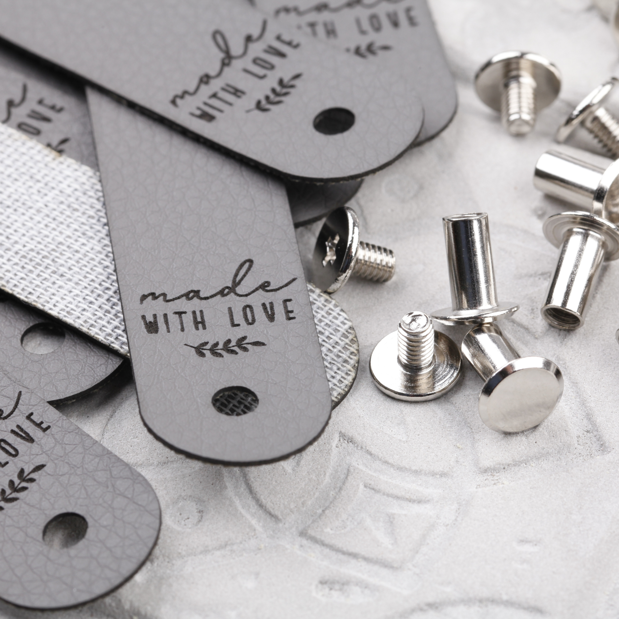 Lederlabel mit Schraube "made with love"