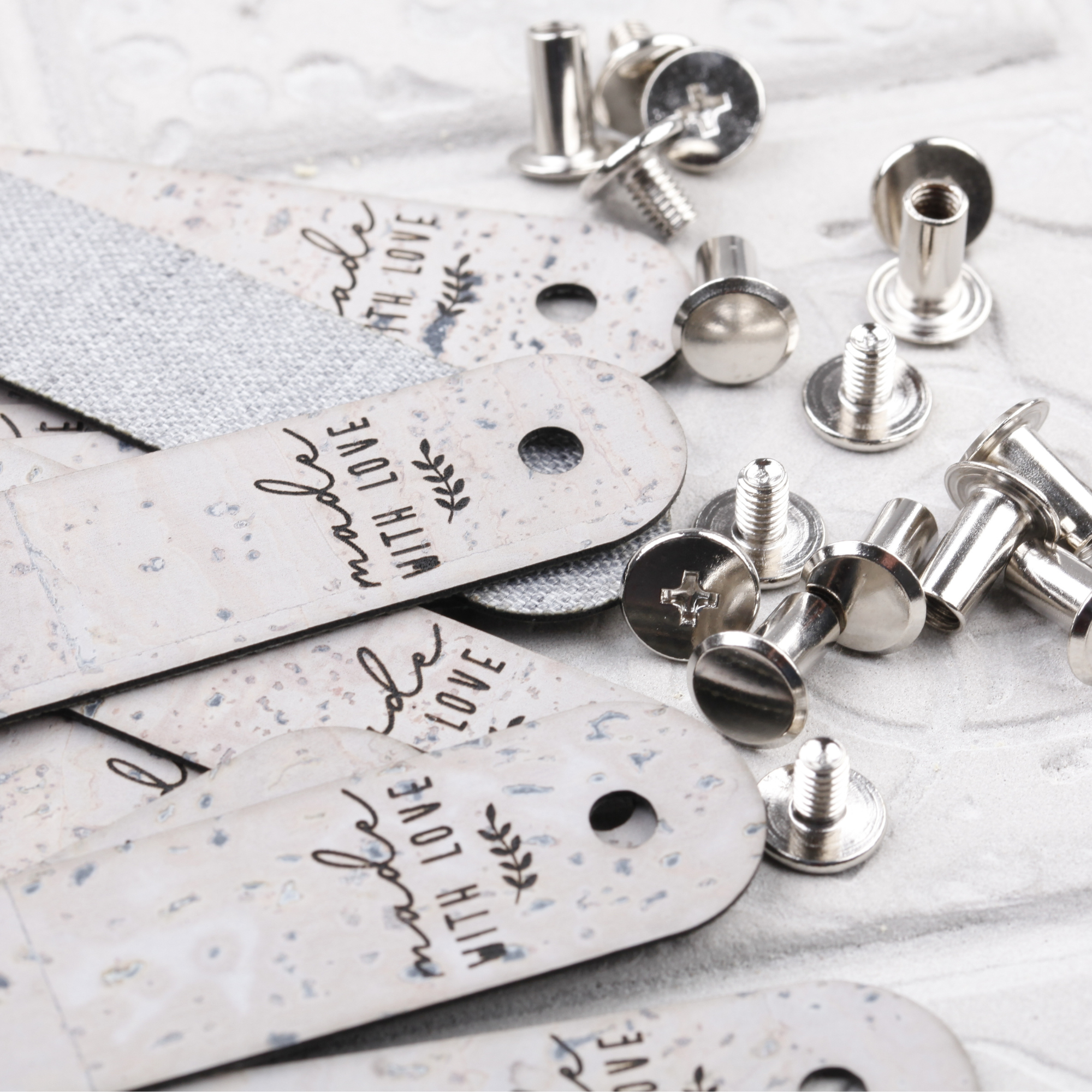 Lederlabel mit Schraube "made with love"