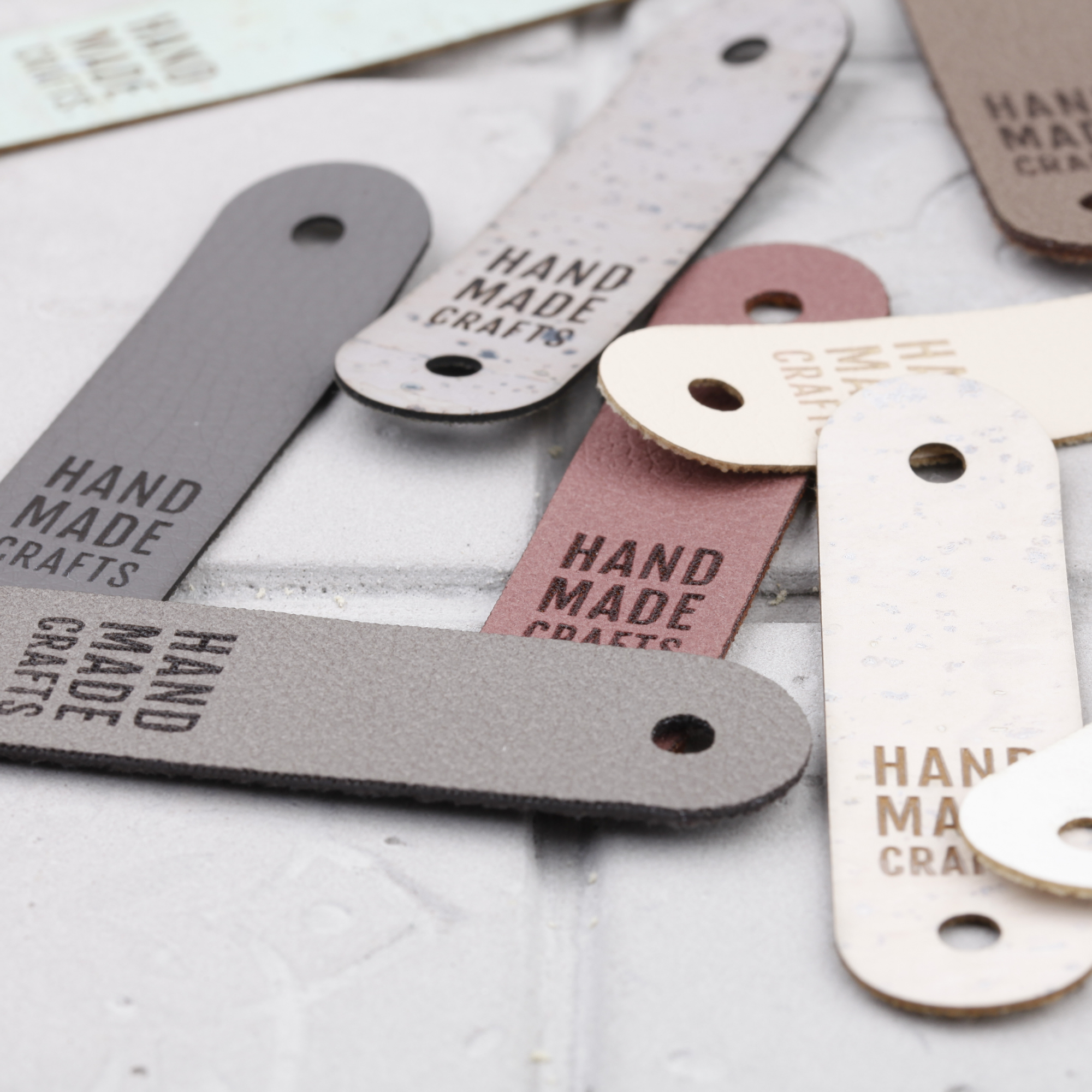 Kunstlederlabel mit Schraube "handmade crafts"