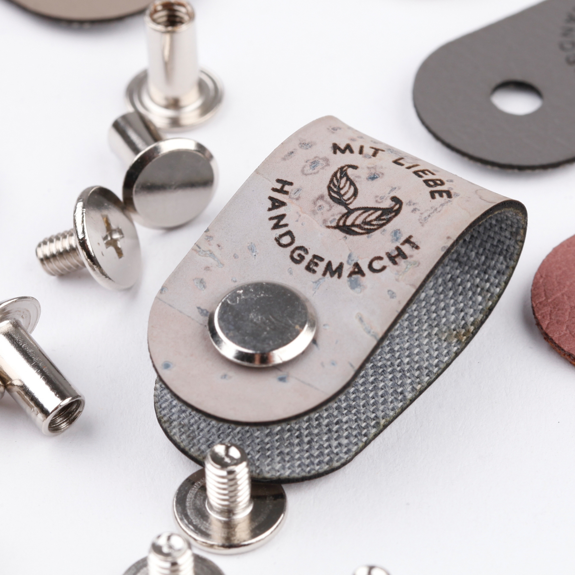 Kunstleder Label mit Schraube "Mit Liebe handgemacht"