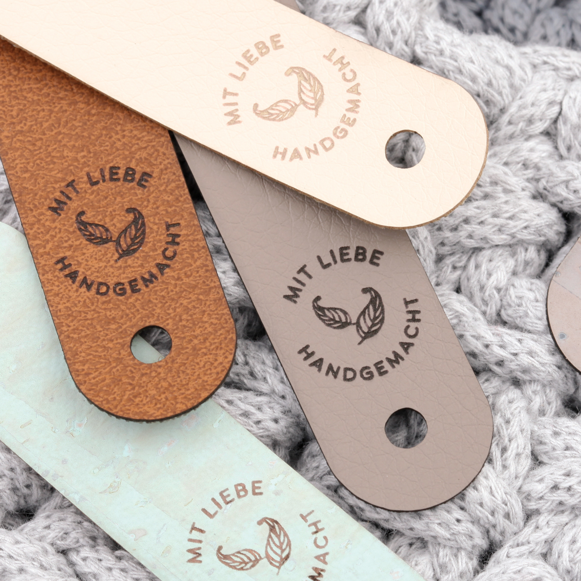 Kunstleder Label mit Schraube "Mit Liebe handgemacht"