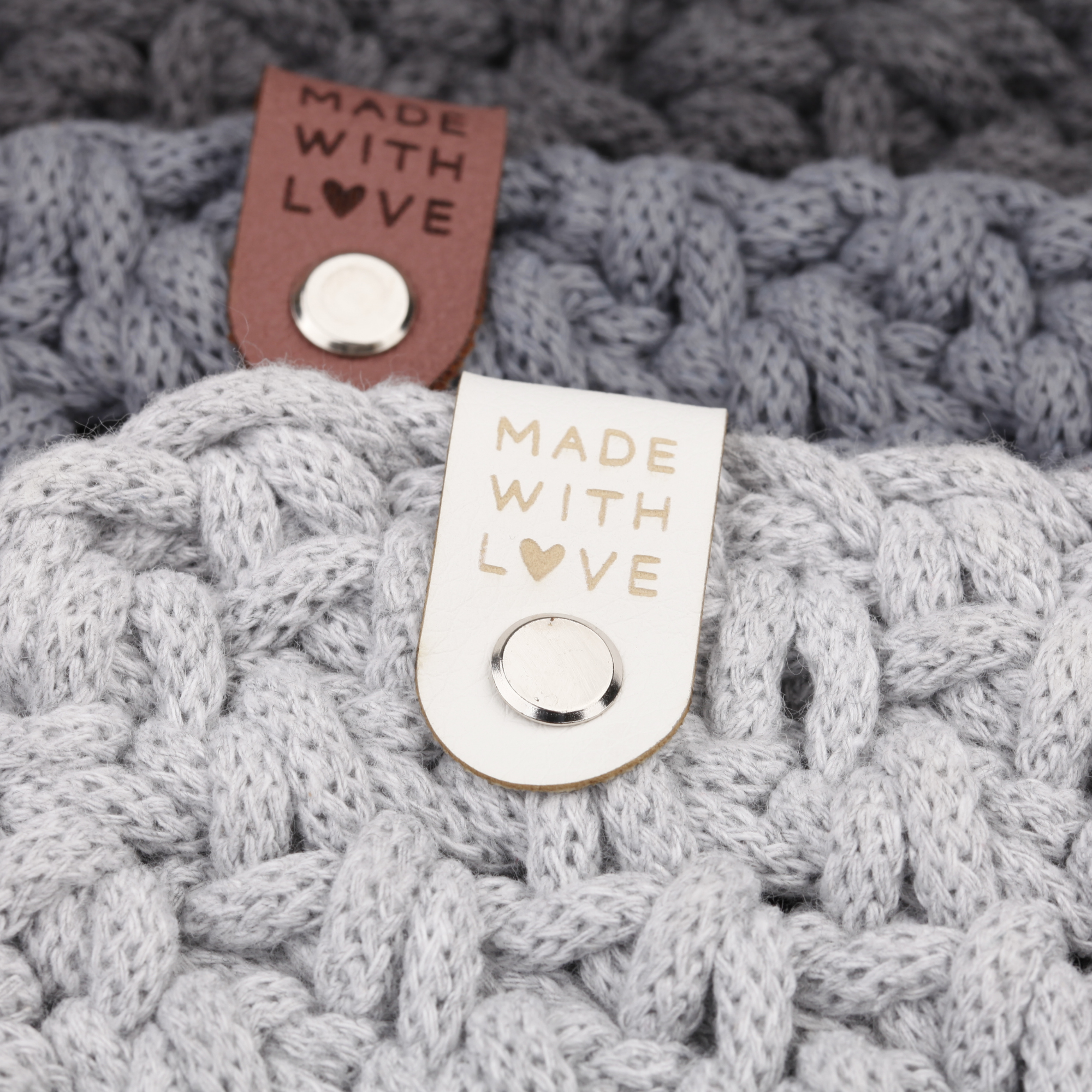 Kunstlederlabel mit Schraube "made with love"