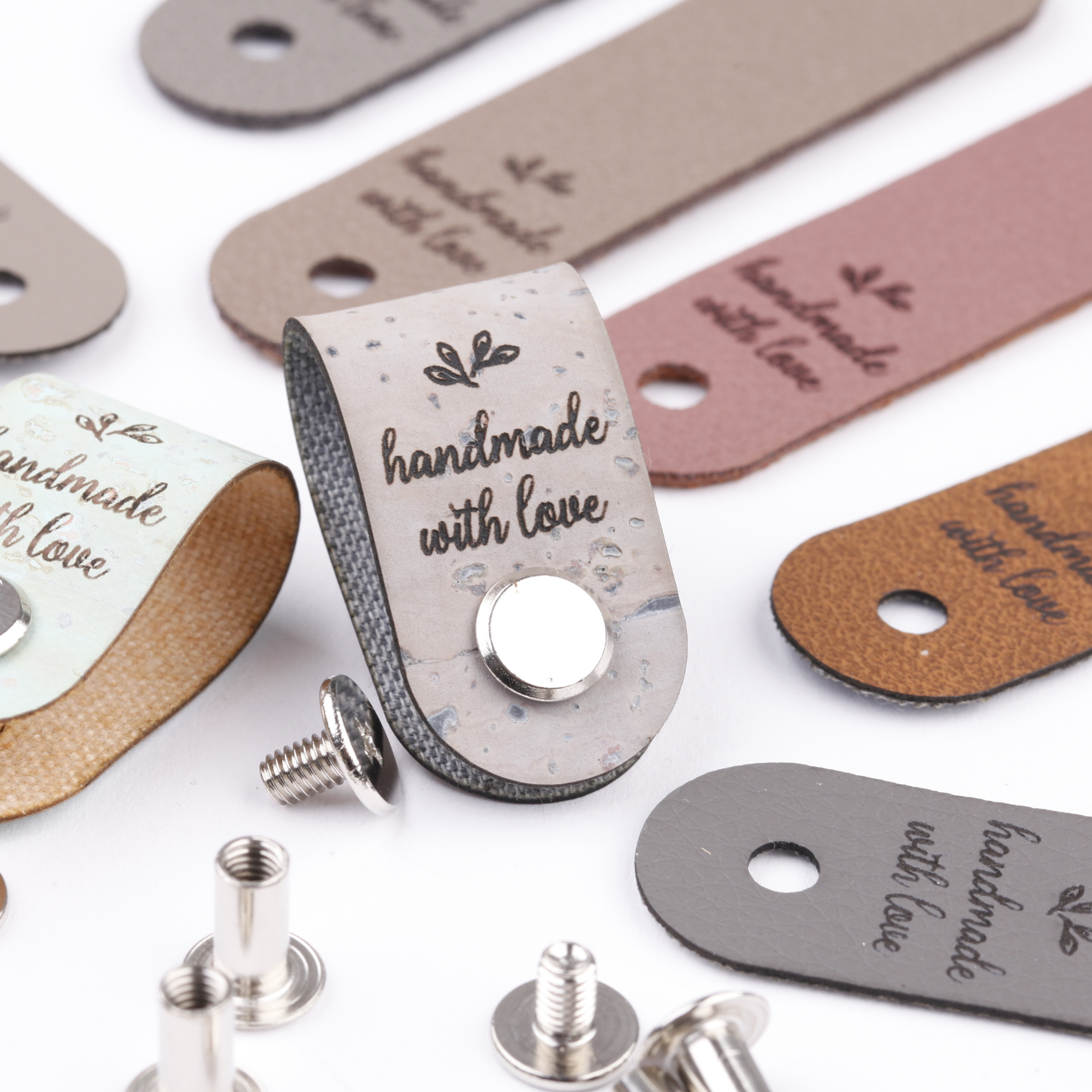 Label mit Schraube und Gravur "handmade with love"