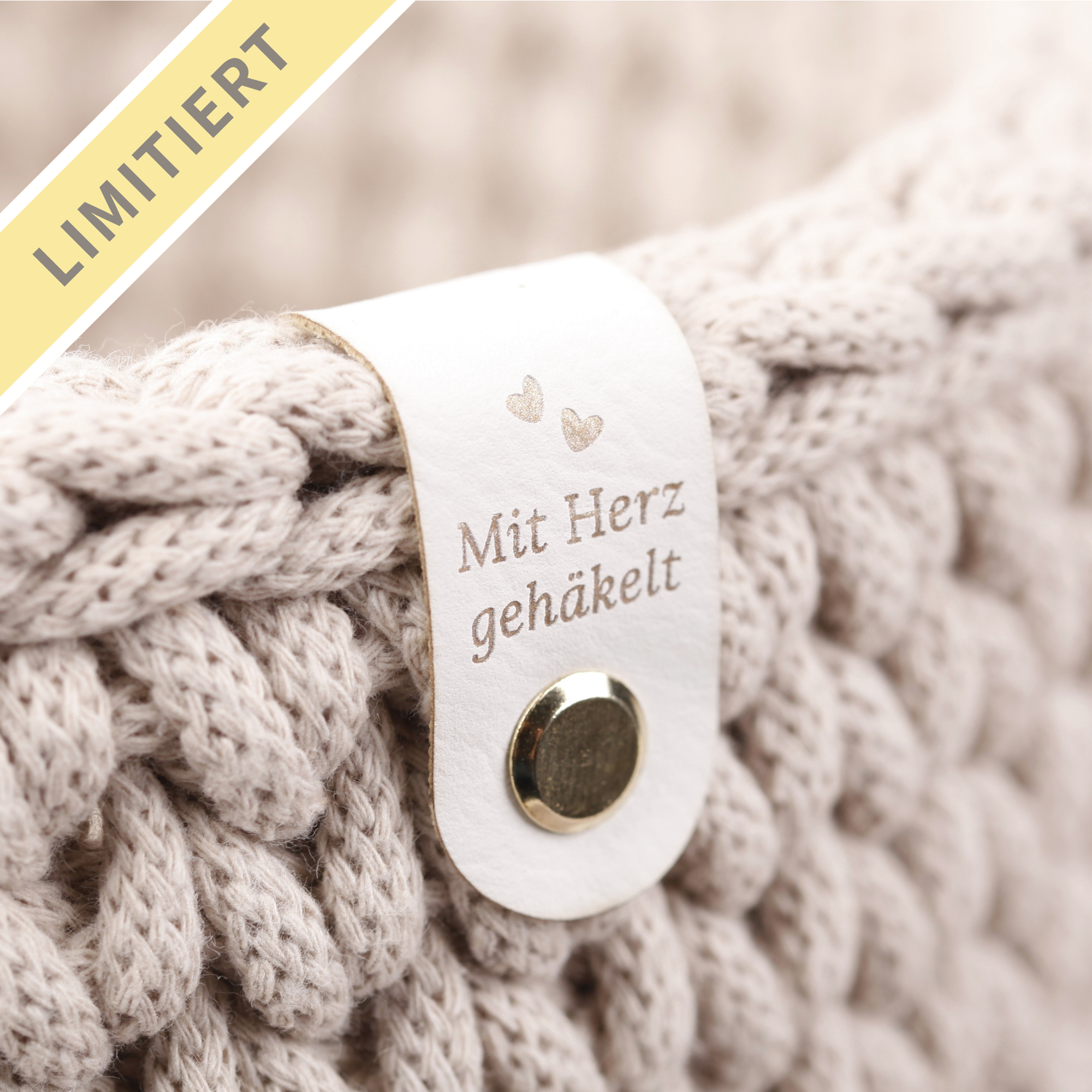 Handmade Labels mit goldener Schrift und Schraube "mit Herz gehäkelt" (limitiert)