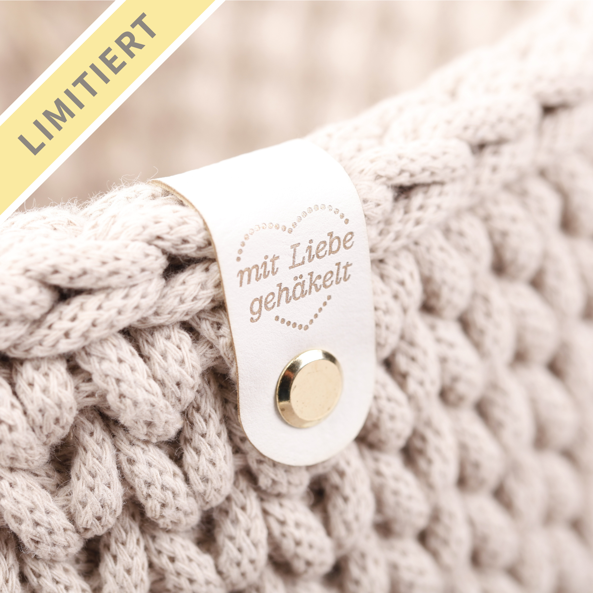Weiße Lederlabel mit goldener Schrift "mit Liebe gehäkelt" (limitiert)