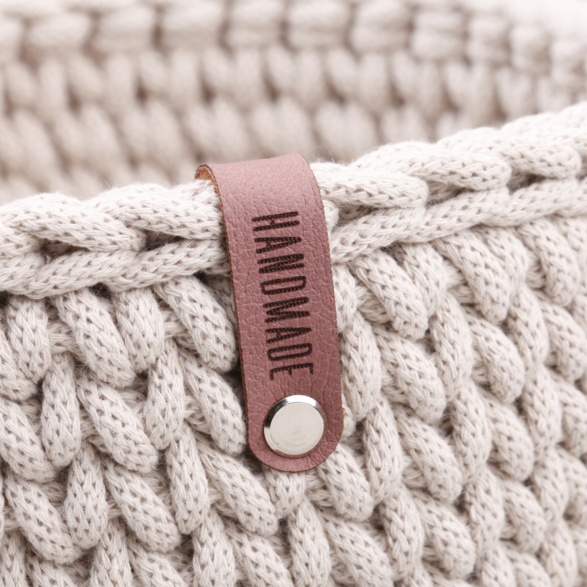 Schmales Kunstlederlabel mit Schraube "handmade"