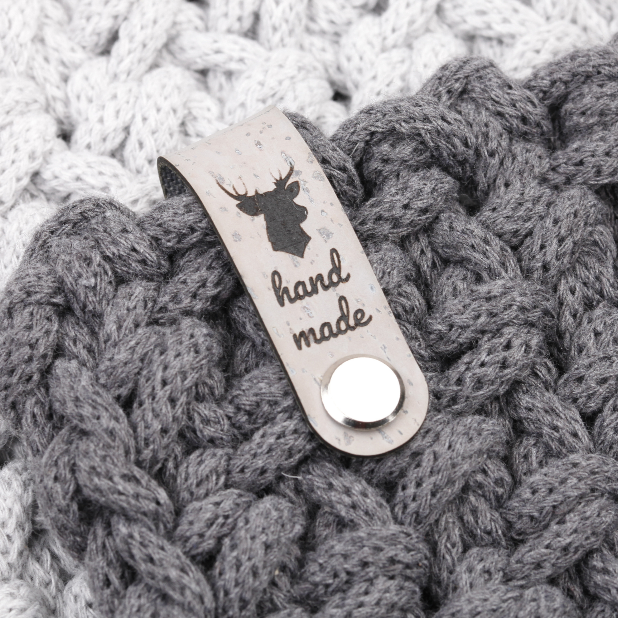 Label aus Kunstleder mit Schraube "Hirsch"