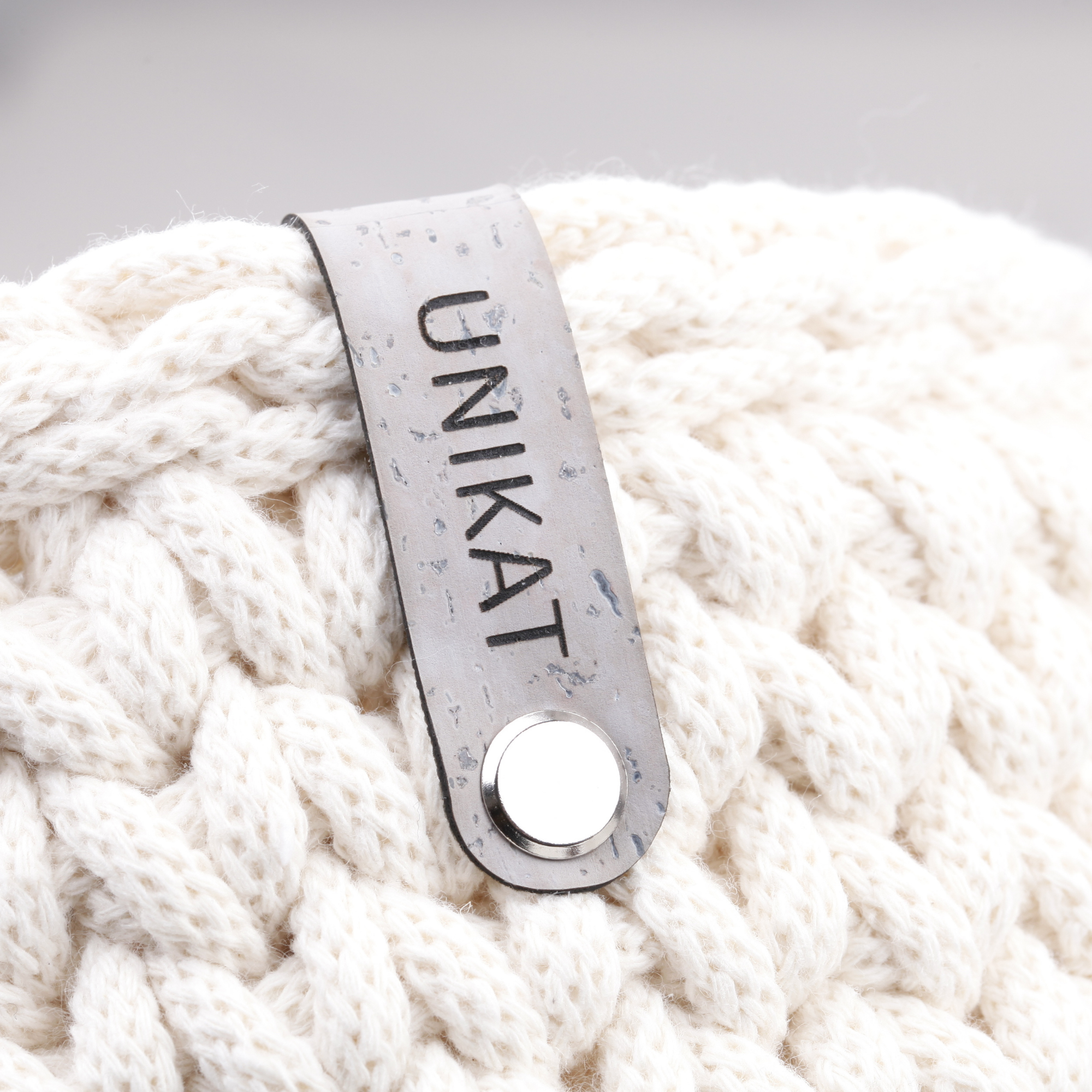Schmales Label aus Kunstleder mit Schraube "Unikat"