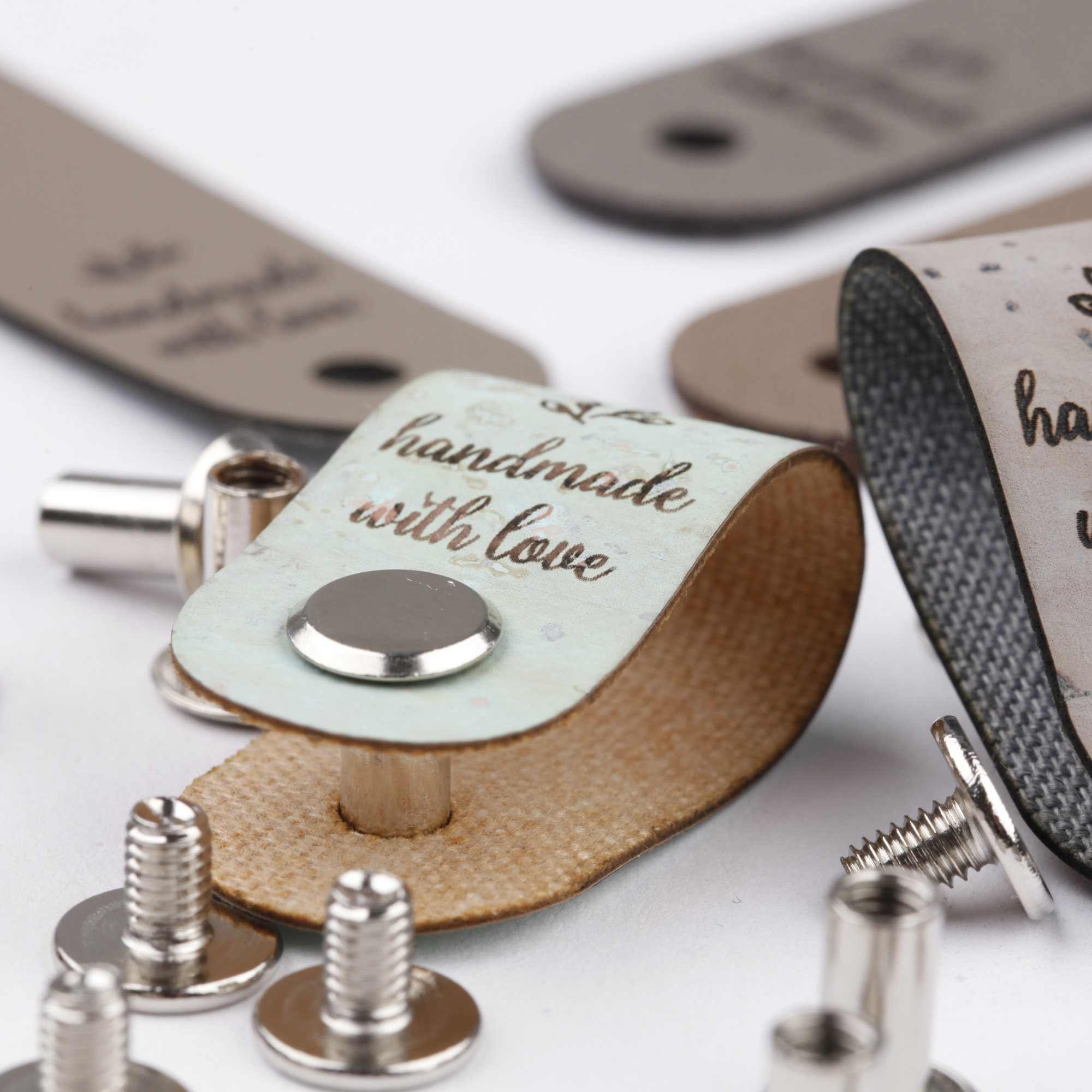 Label mit Schraube und Gravur "handmade with love"