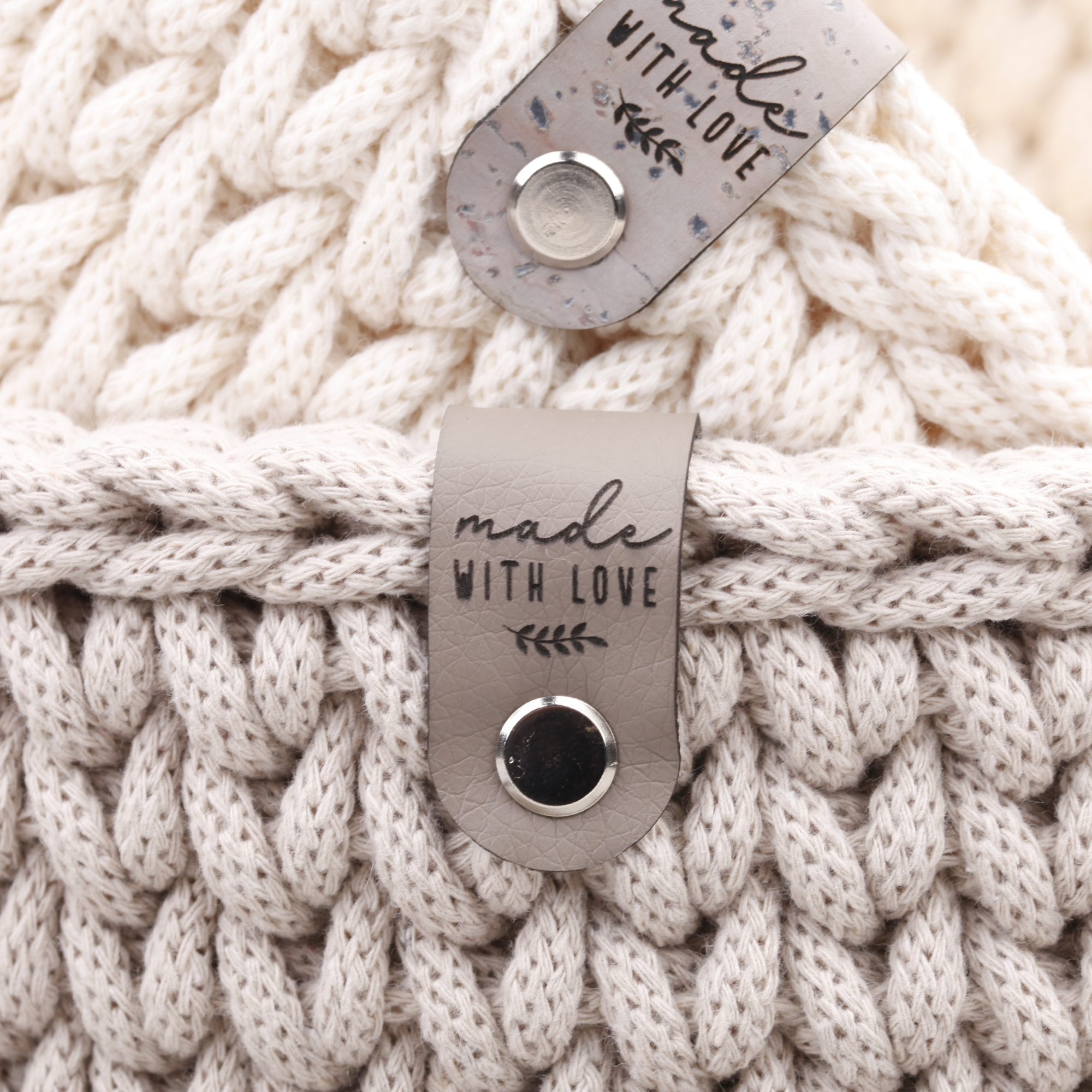 Lederlabel mit Schraube "made with love"