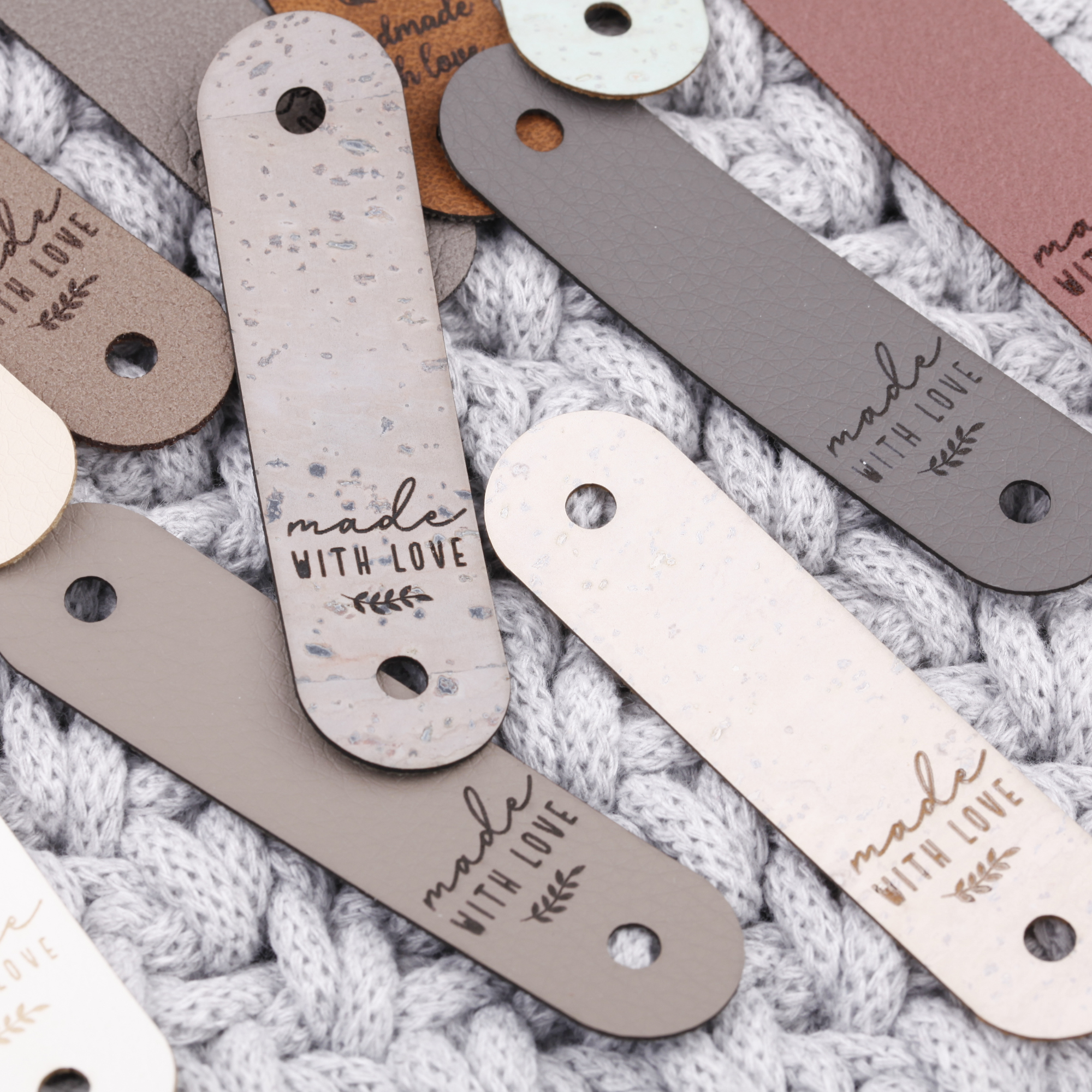 Lederlabel mit Schraube "made with love"