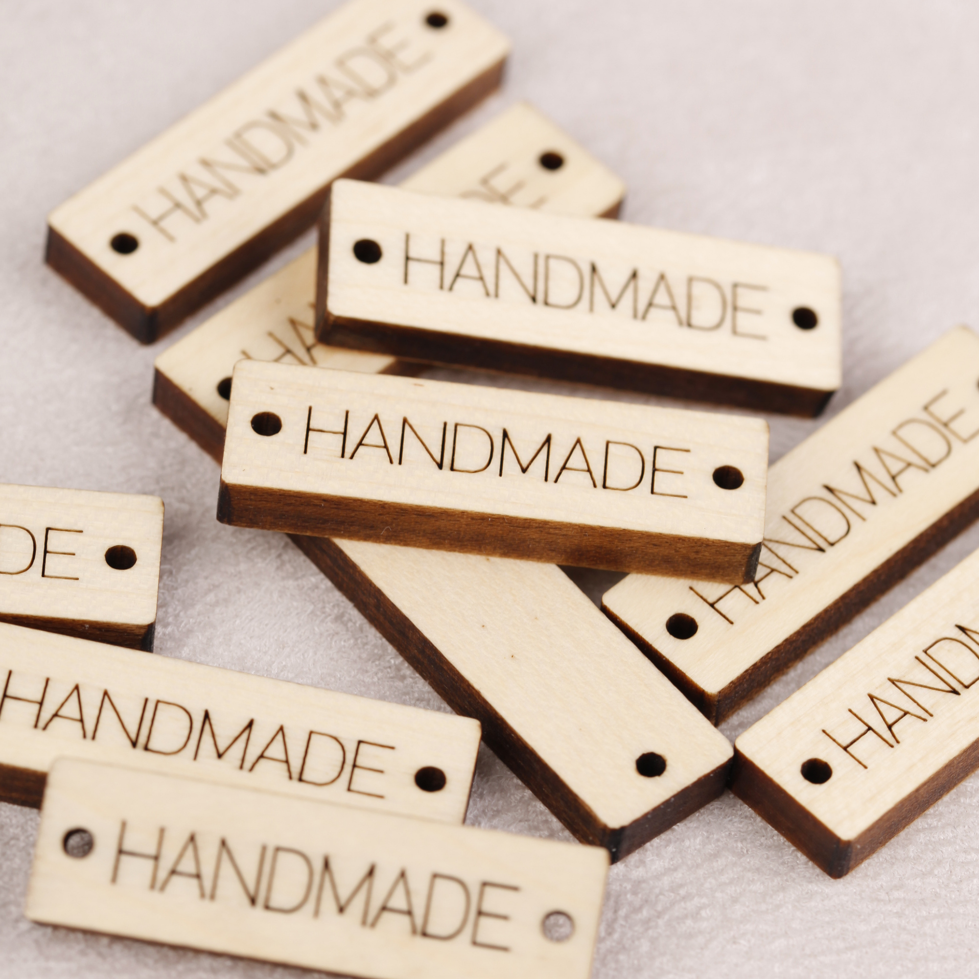 Handmade Label aus Holz - Holzanhänger mit Löchern