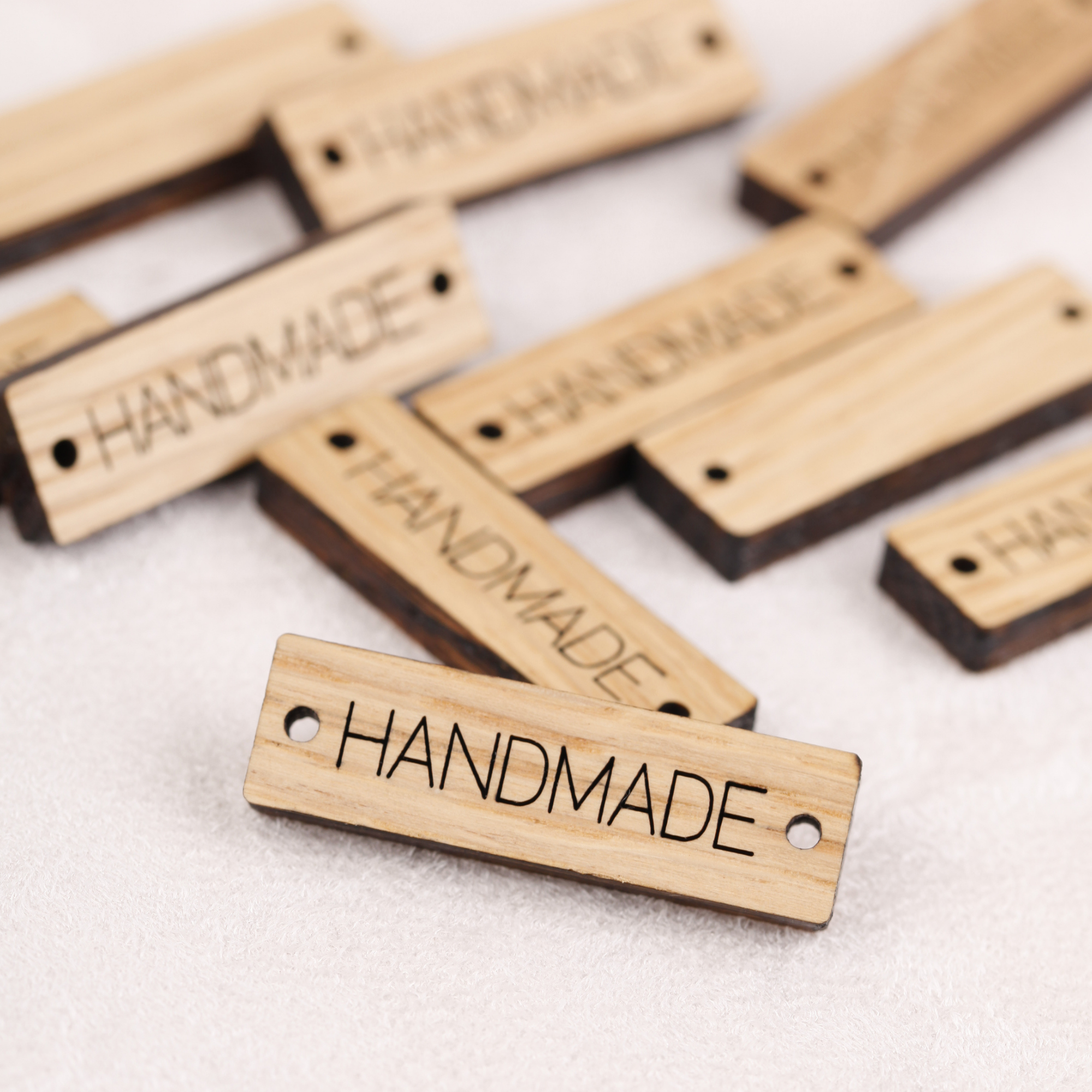 Handmade Label aus Holz - Holzanhänger mit Löchern