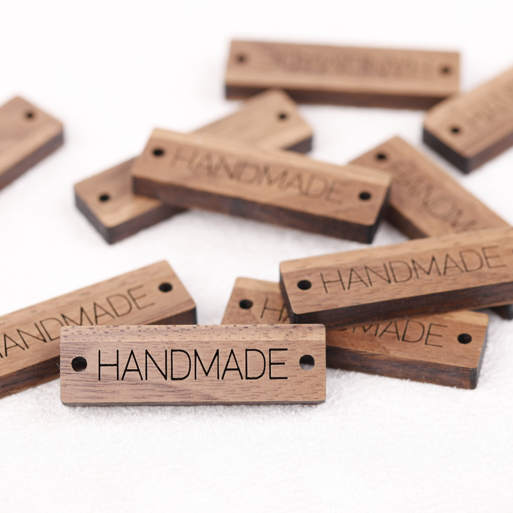 Handmade Label aus Holz - Holzanhänger mit Löchern