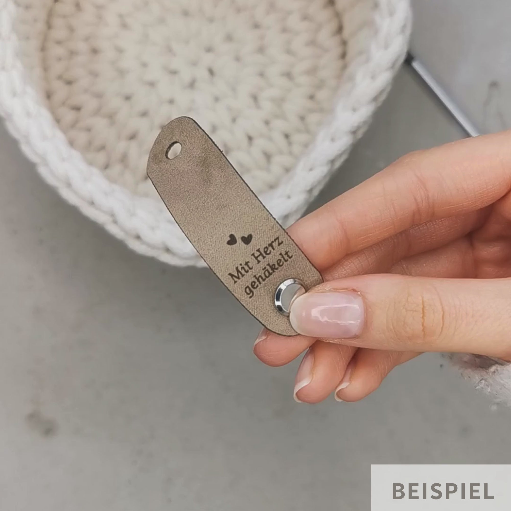 Handmade Labels mit goldener Schrift und Schraube "mit Herz gehäkelt" (limitiert)