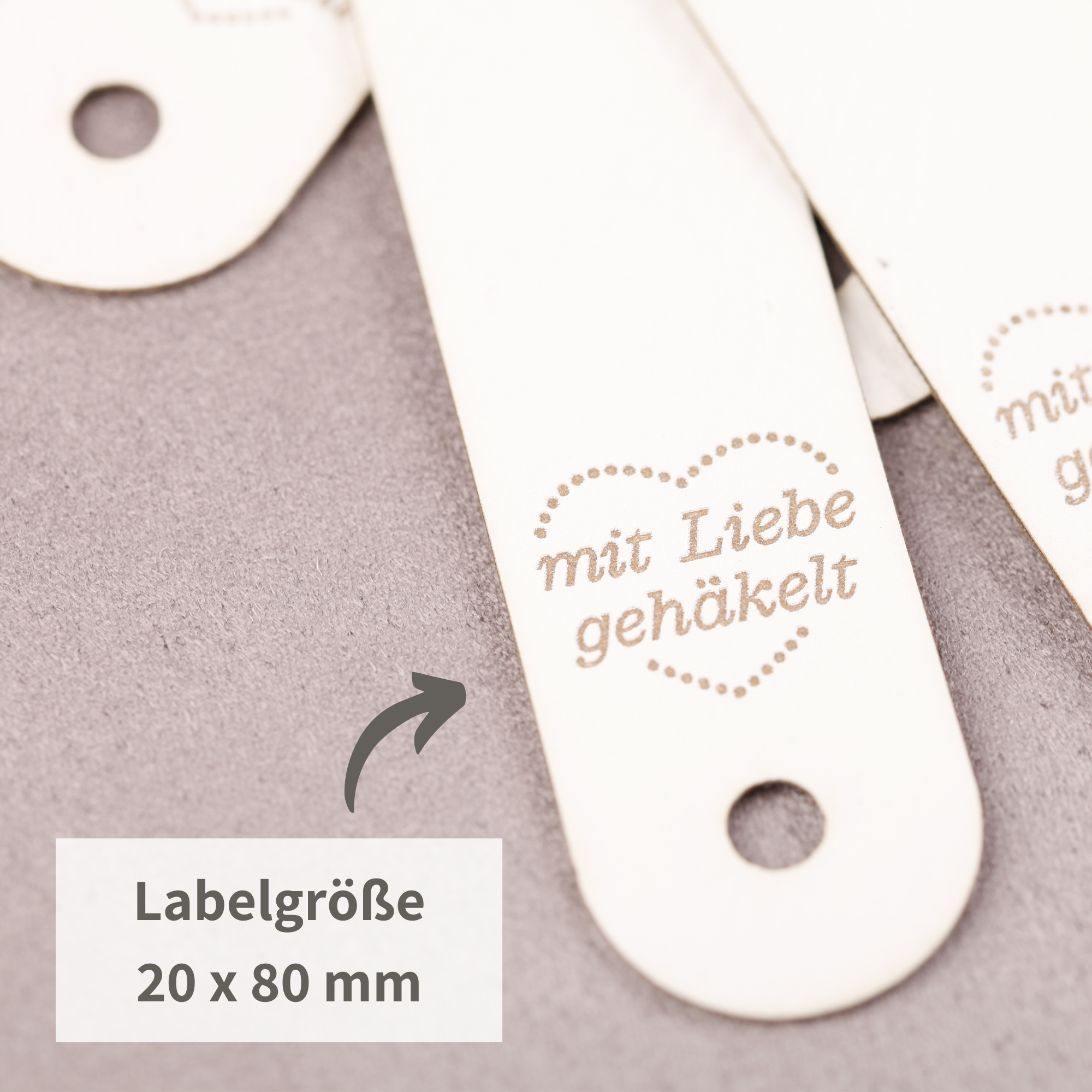 Weiße Lederlabel mit goldener Schrift "mit Liebe gehäkelt" (limitiert)