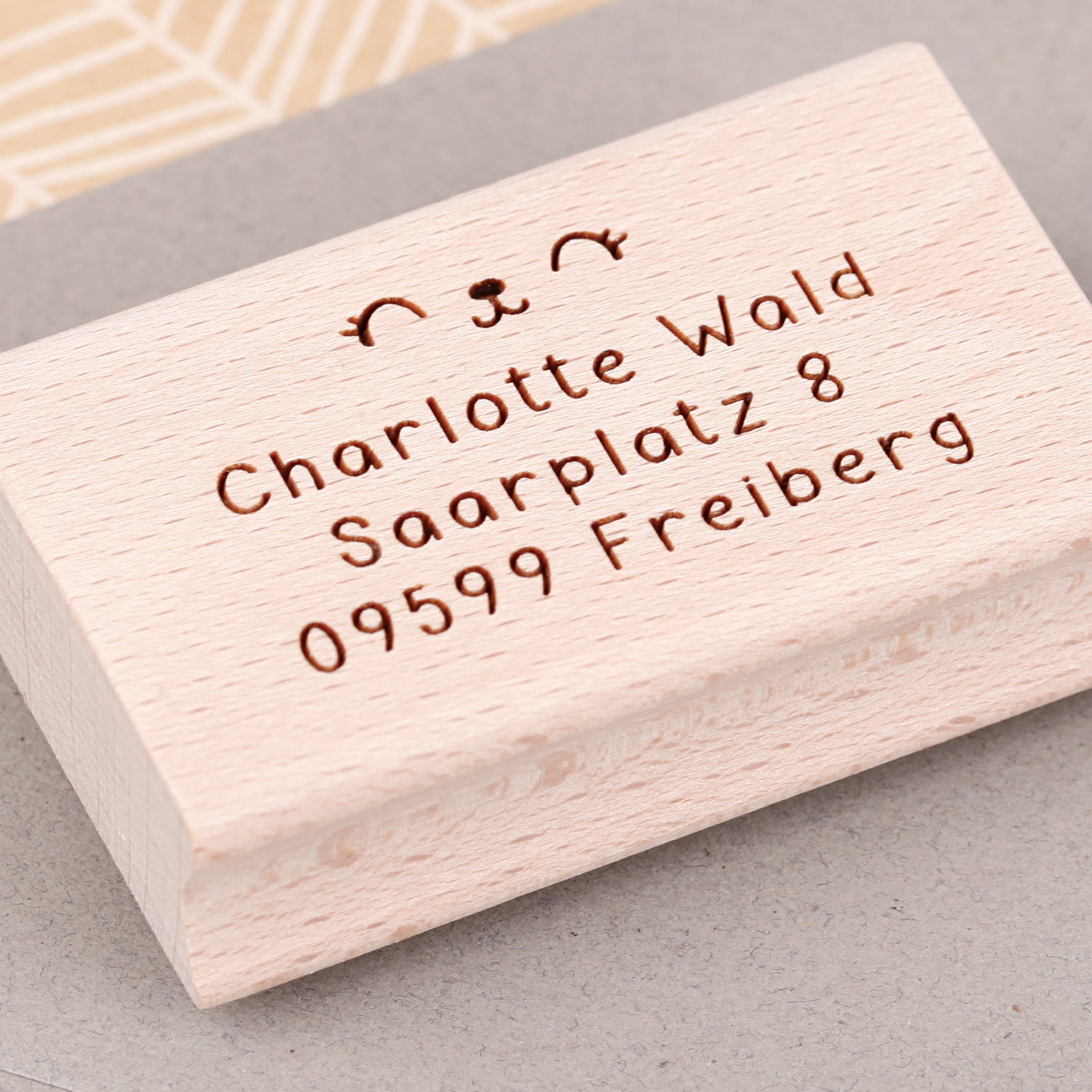 Stempel mit Adresse und Augen