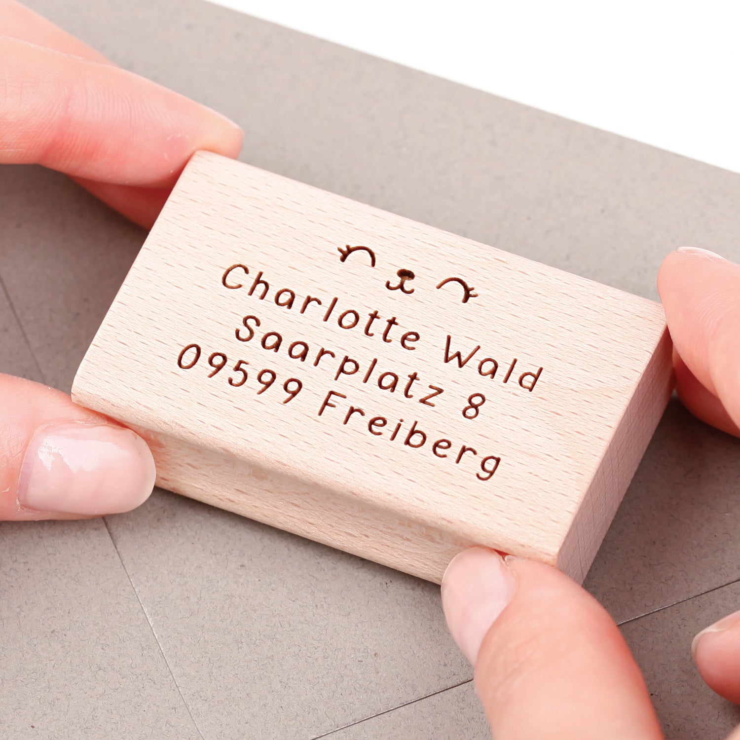 Stempel mit Adresse und Augen