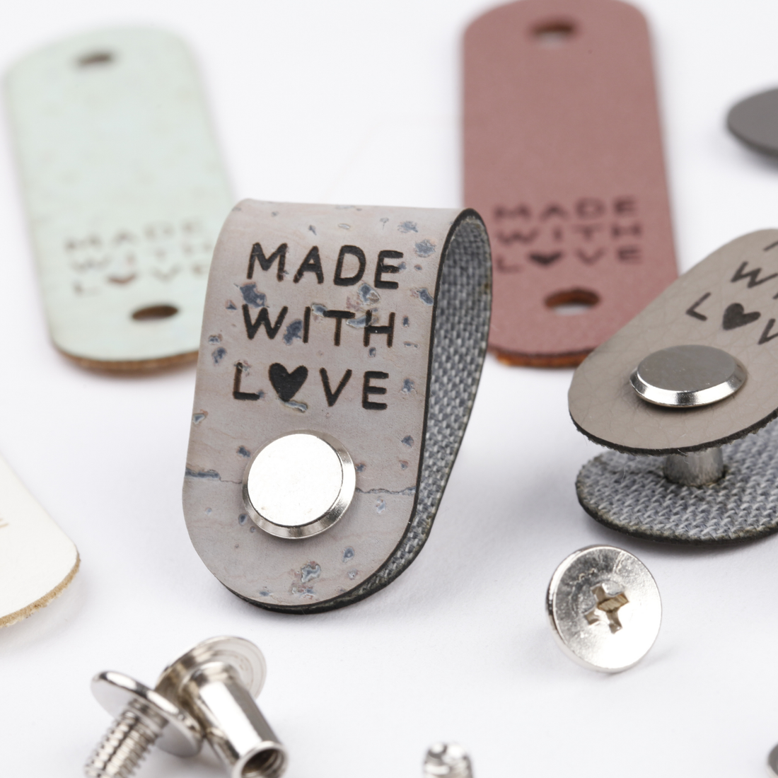 Kunstlederlabel mit Schraube &quot;made with love&quot;