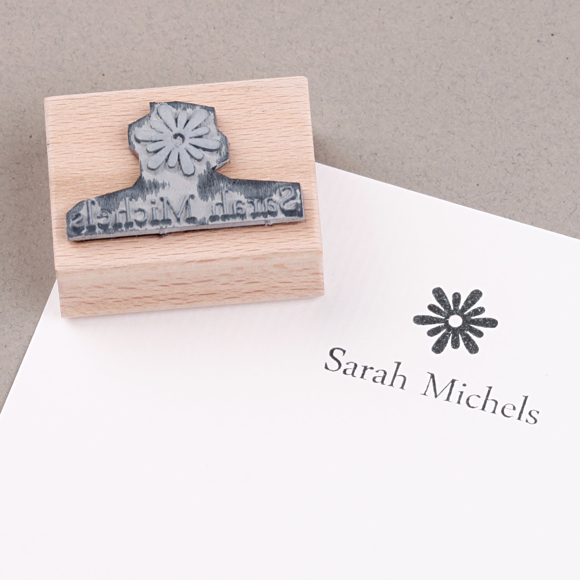 personalisierter Stempel mit Namen Blume