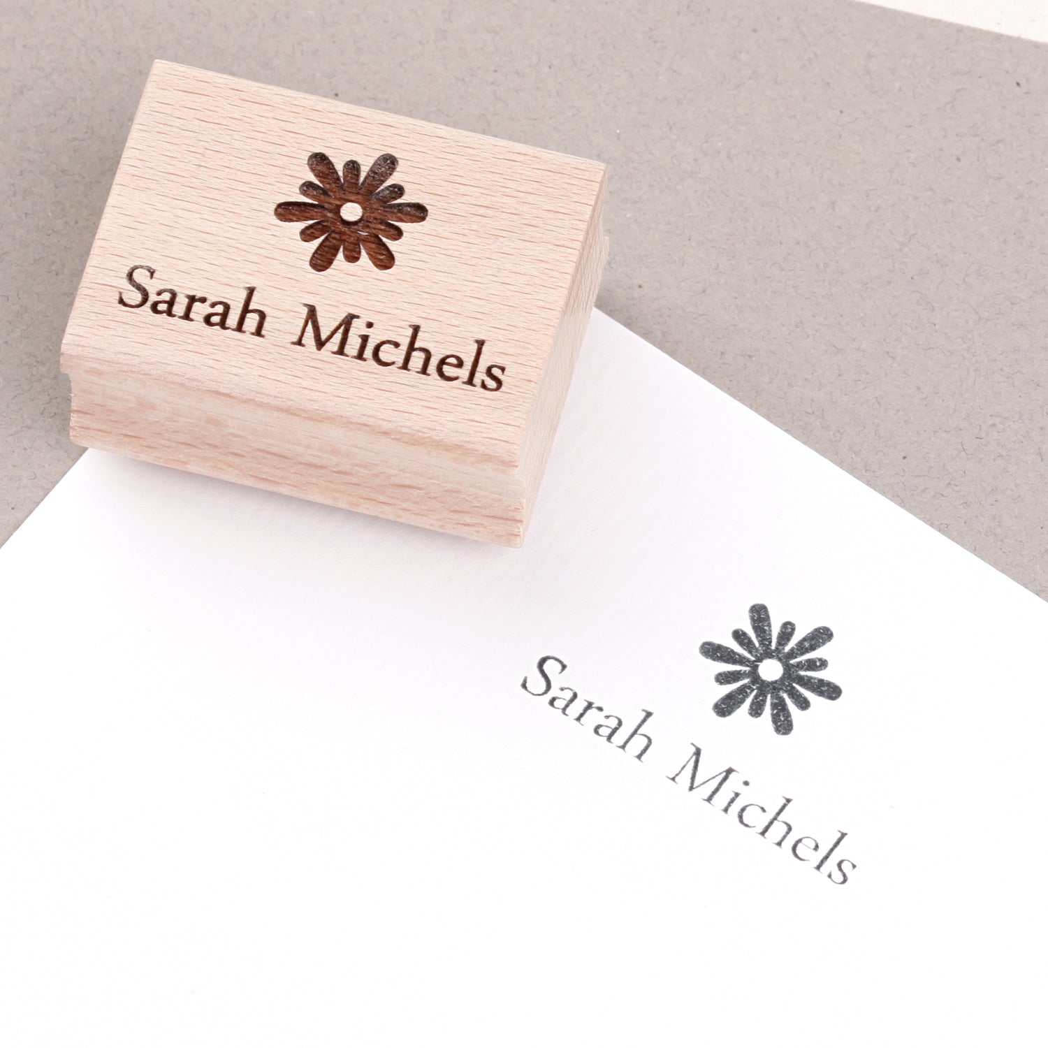 personalisierter Stempel mit Namen Blume