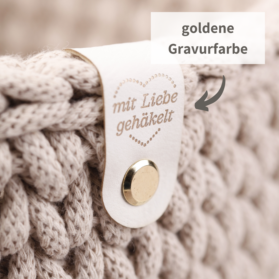 Weiße Lederlabel mit goldener Schrift &quot;mit Liebe gehäkelt&quot; (limitiert)