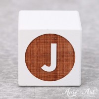 weißer Buchstabenwürfel - Buchstabe J