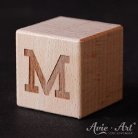 Holzwürfel mit Buchstabe M
