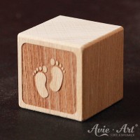 Holzwürfel Motiv graviert Babyfüße
